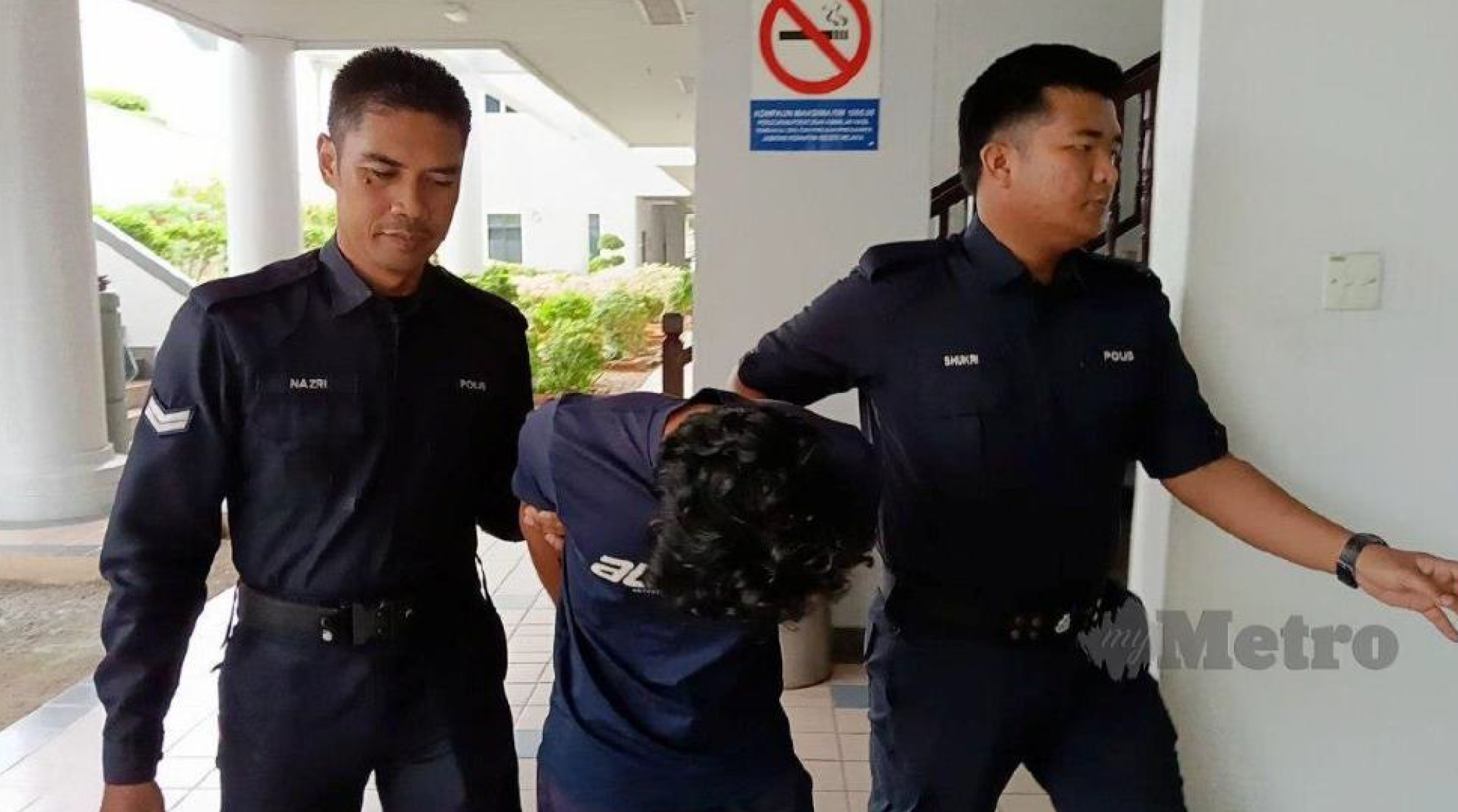 Kayu gaharu yang disusun untuk dokumentasi kes